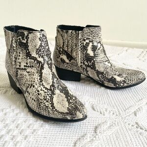 UNIONBAY Snakeskin Ankle Boots, Black and White size 9